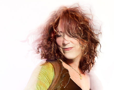 BETH NIELSEN CHAPMAN returns with her bluesy new single ‘Hey Girl’ 