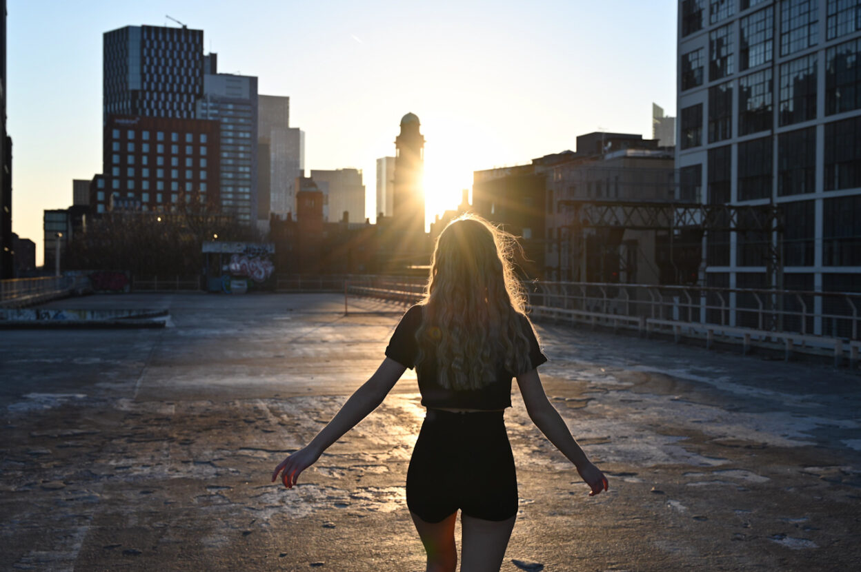 VIDEO PREMIERE: British Singer-Songwriter Lissy Taylor shares new single ‘She’s A Stunner’ 