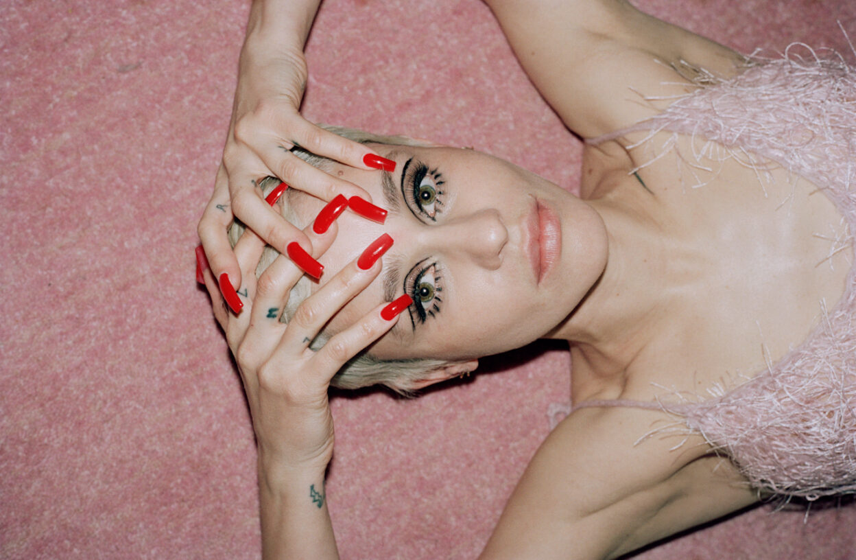 VIDEO PREMIERE: Dillon - <3core 