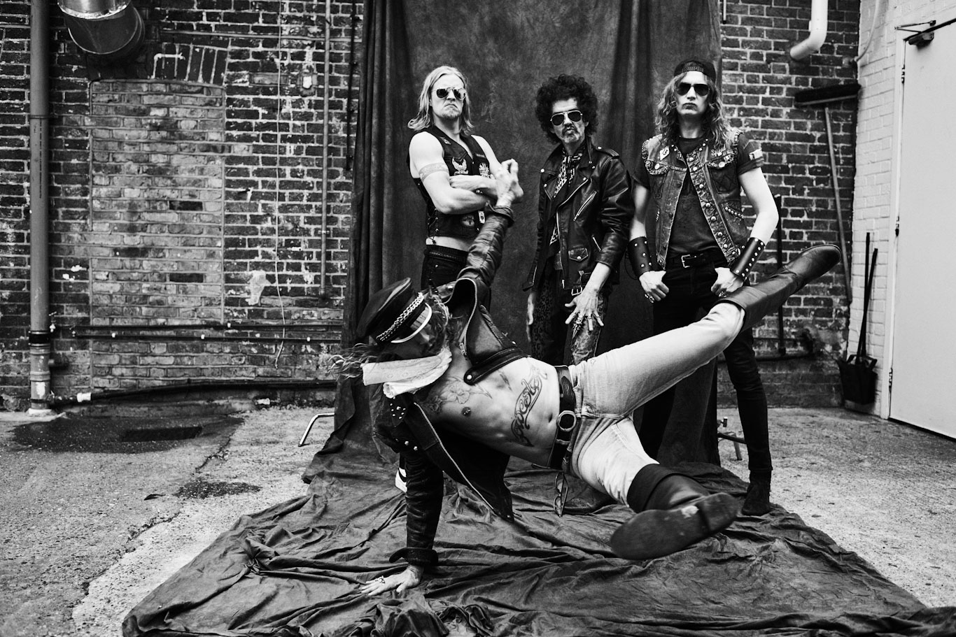 THE DARKNESS release trailer for new documentary 'Welcome to The Darkness' 82 Welcome To The Darkness