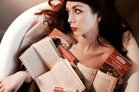 THE ANCHORESS UNVEILS NEW TRACK 'LONG YEAR'