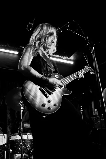 LIVE REVIEW: HEARTLESS BASTARDS - Live at The Borderline, Soho 1st September 82 “Erika Wennerstrom strumming”