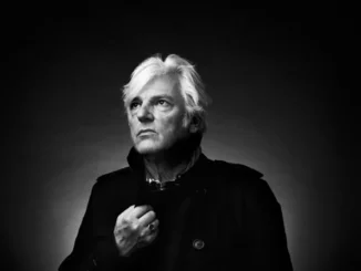 ROBYN HITCHCOCK shares new video for "Raymond & The Wires"