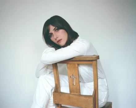 ALDOUS HARDING - Reveals Video For Single 'Blend' & Autumn UK tour 