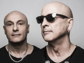 TAYLOR SWIFT Interpolates RIGHT SAID FRED'S 'I'm Too Sexy'!