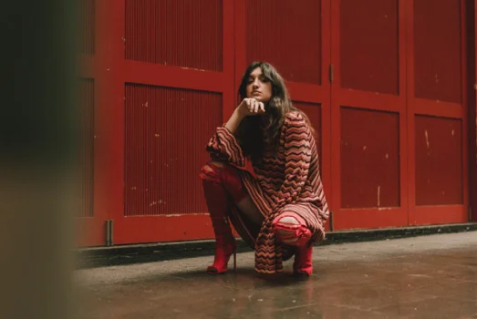 Rising star CAITLYN SCARLETT unveils stunning new video for ‘Happy When’ 