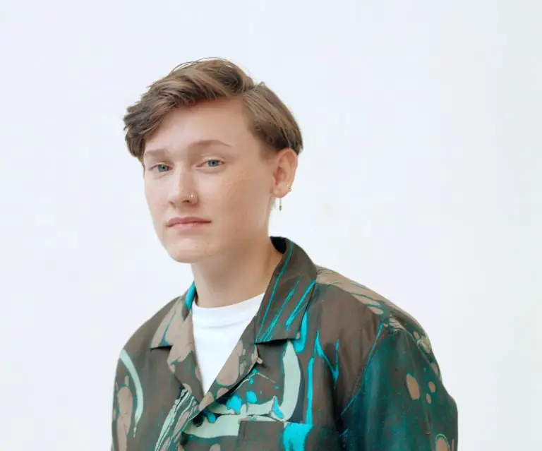 SOAK returns with new single 'Everybody Loves You' + announces intimate live shows 