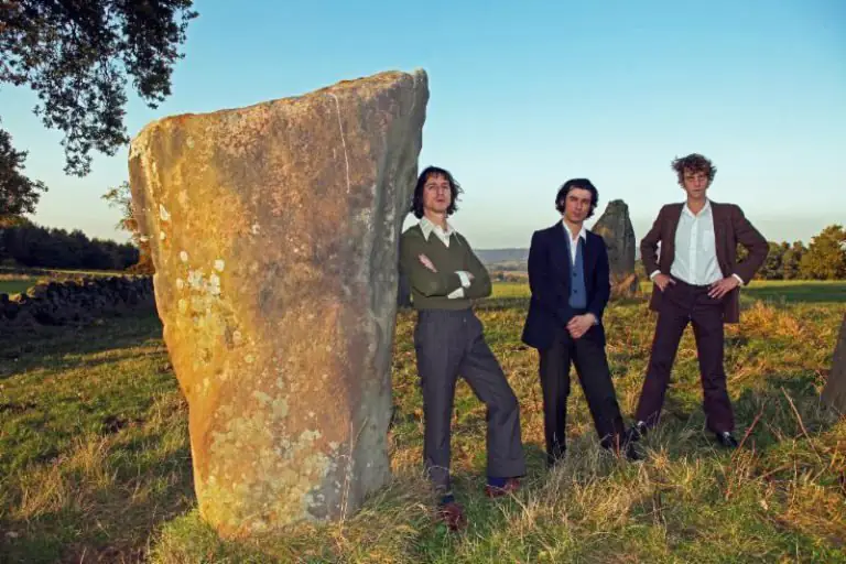 FAT WHITE FAMILY Return with their third album Serfs Up! and share first track, “Feet” 