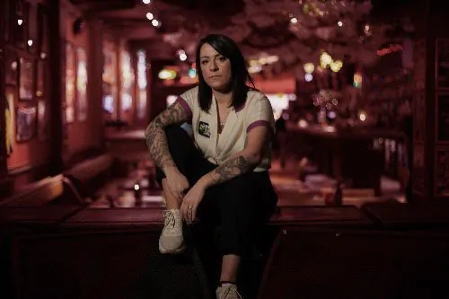 LUCY SPRAGGAN shares lyric video to new track ‘End of The World’ + announces Glastonbury performance 
