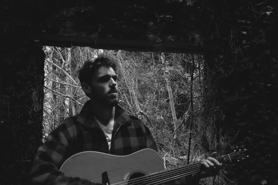 Irish singer songwriter MITCH MCATEER set to release his debut EP – Listen to track