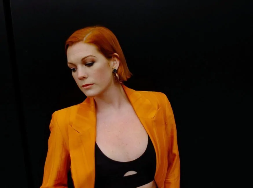 VIDEO PREMIERE: Grace Savage – shares live acoustic session of ‘Cracks’ – Watch Now