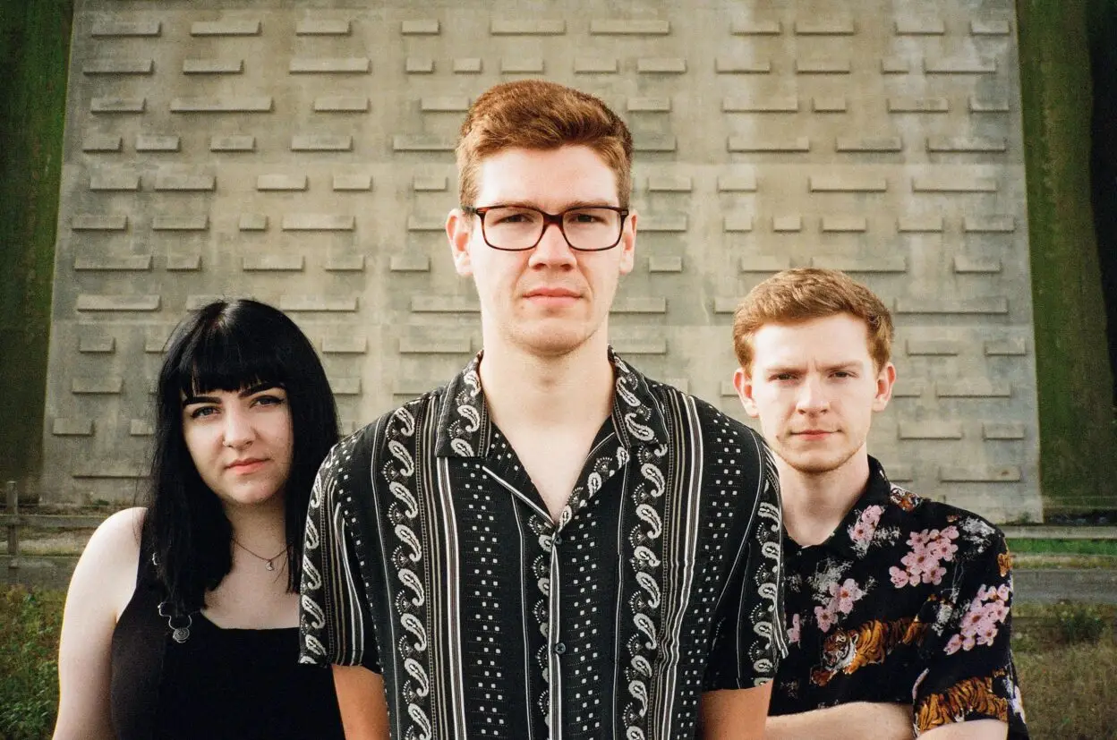 BLOODHOUND have announced that their debut FRAGILE SKELETON album 