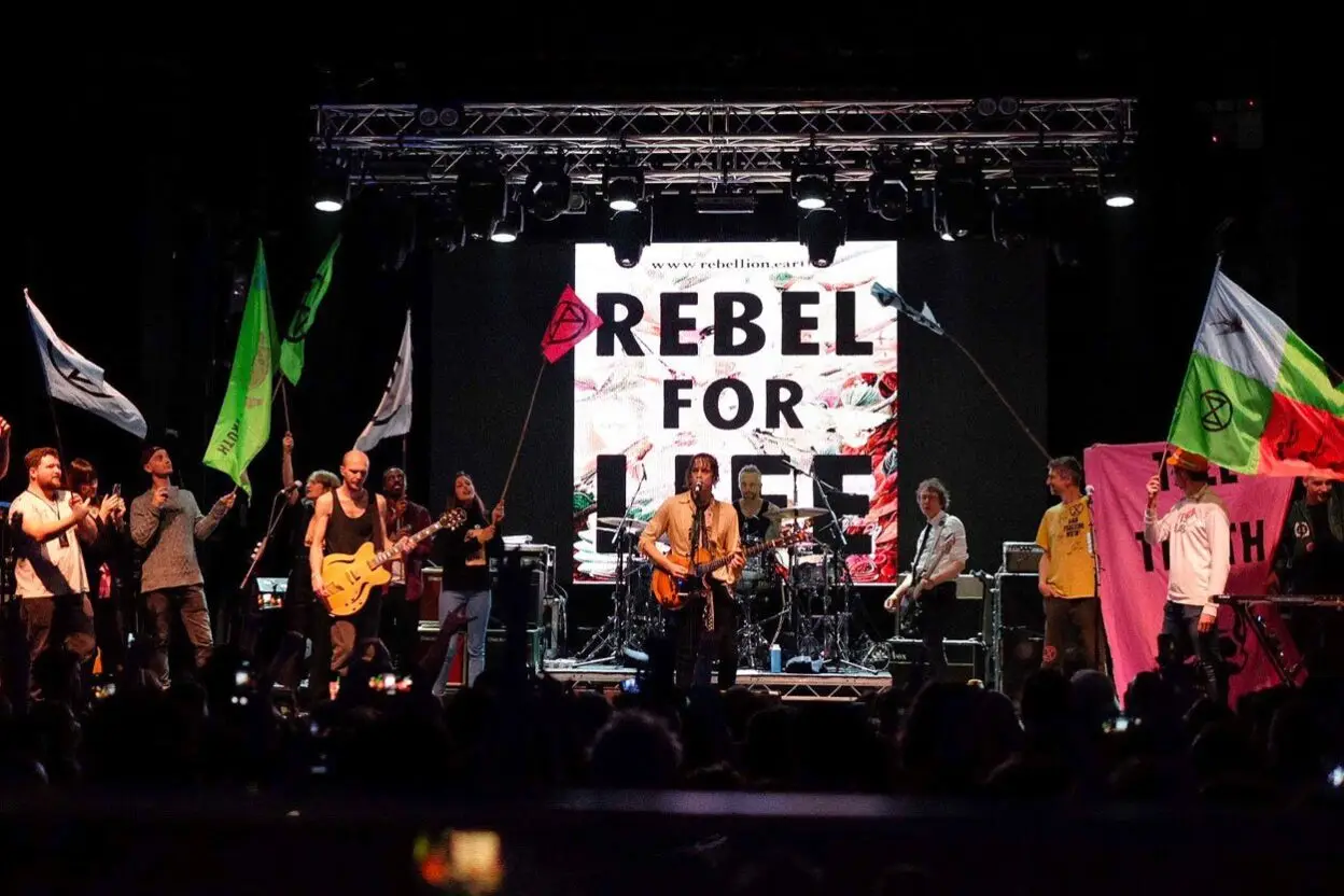 RAZORLIGHT were joined onstage by members of EXTINCTION REBELLION at final show of UK tour