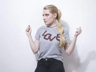 TRACK PREMIERE: NINA SCHOFIELD - Reminisces on rose-tinted pop jam on 'GHOST'