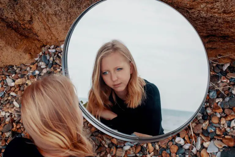 POLLY SCATTERGOOD shares new video for 'Red' - Watch Now 