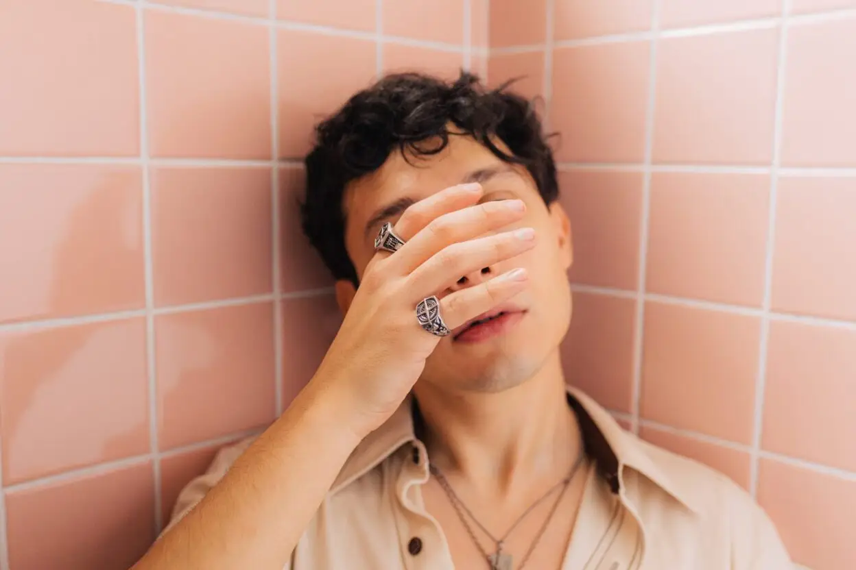 VIDEO PREMIERE: Alex O’aiza - Out Of My Mind