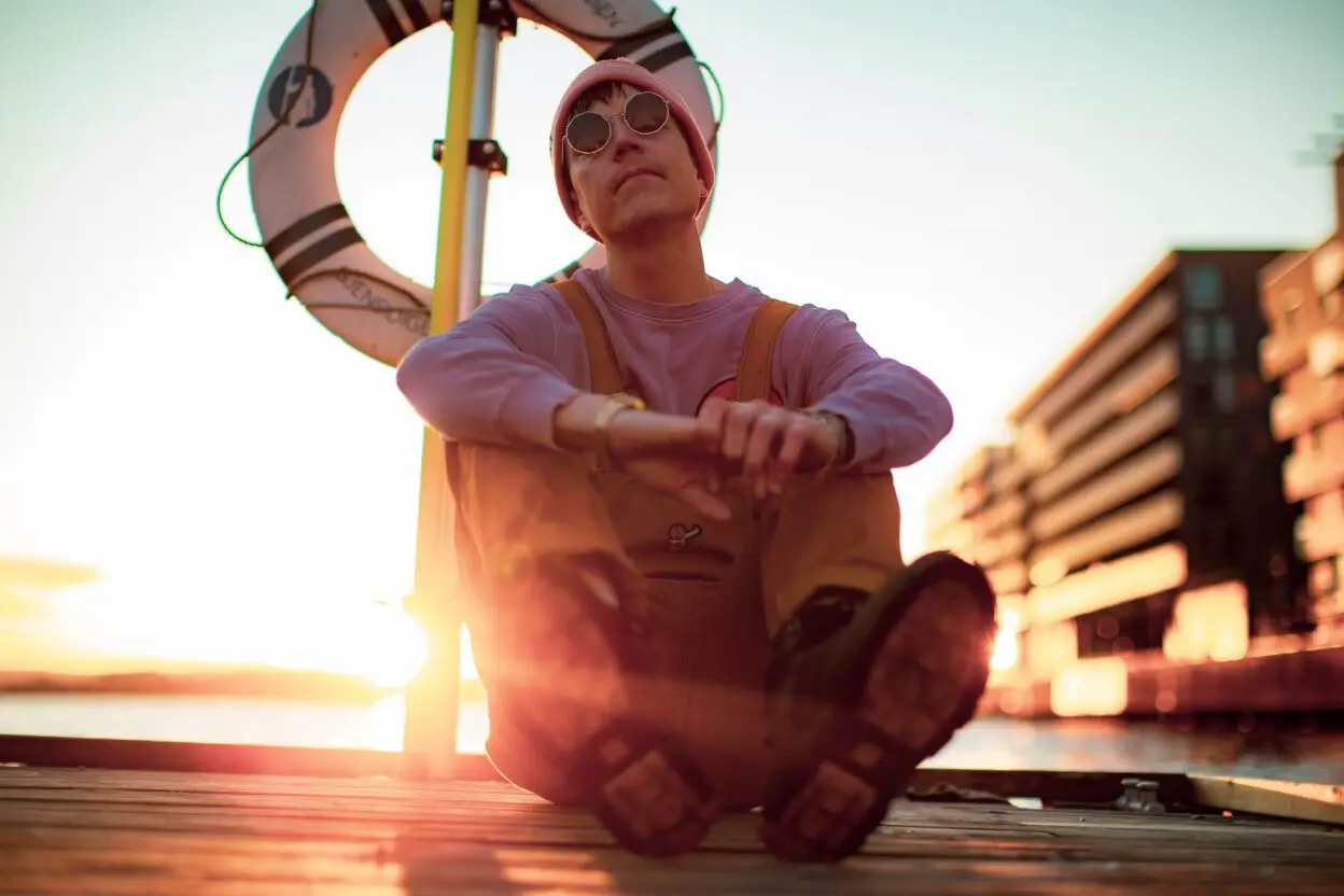 VIDEO PREMIERE: JANOS - Sicky/Sticky