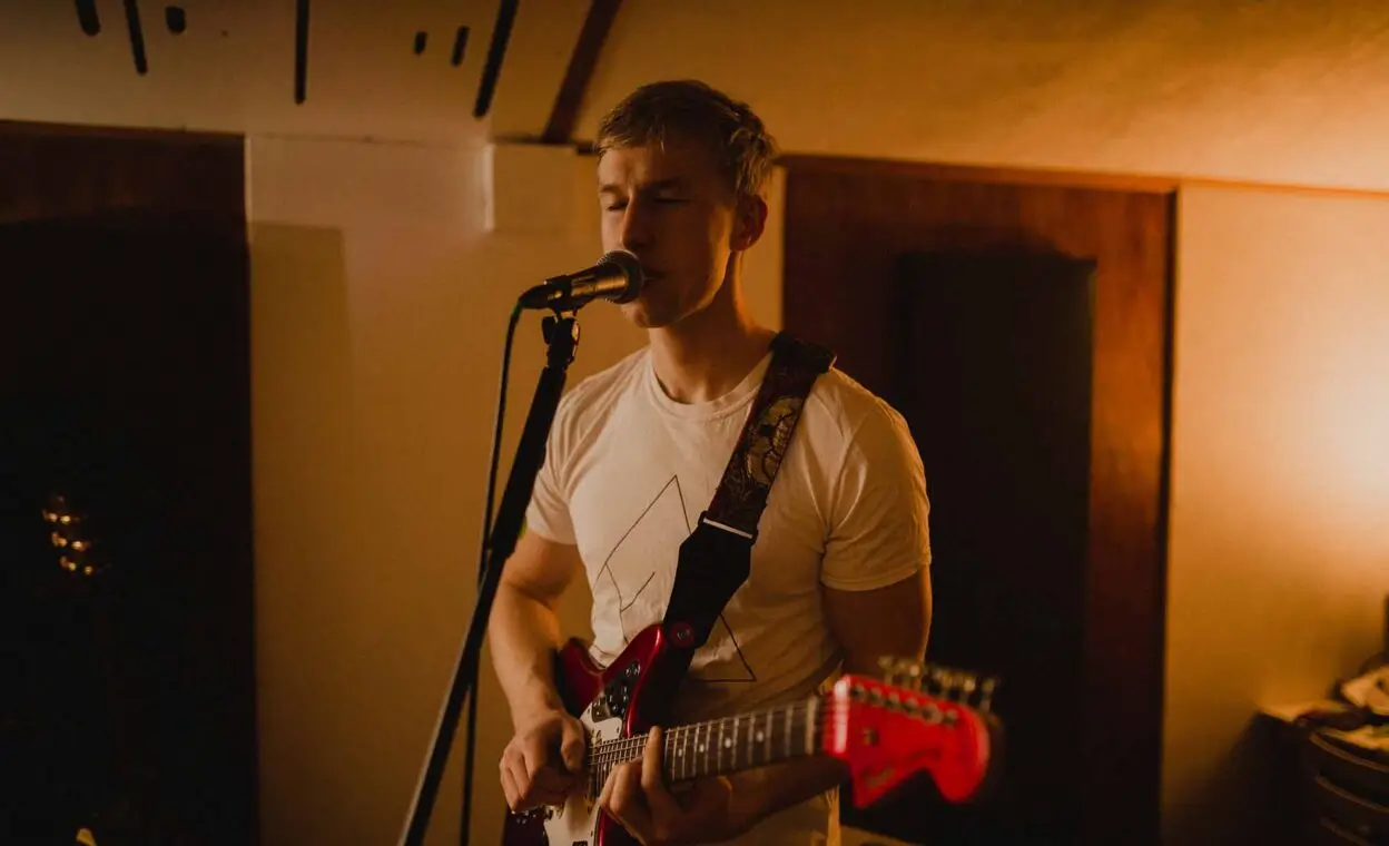 FINTAN MCKAHEY shares new single 'Platinum' - Watch Video 