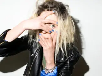 ALISON MOSSHART (The Kills) shares second solo single "It Ain't Water" 1