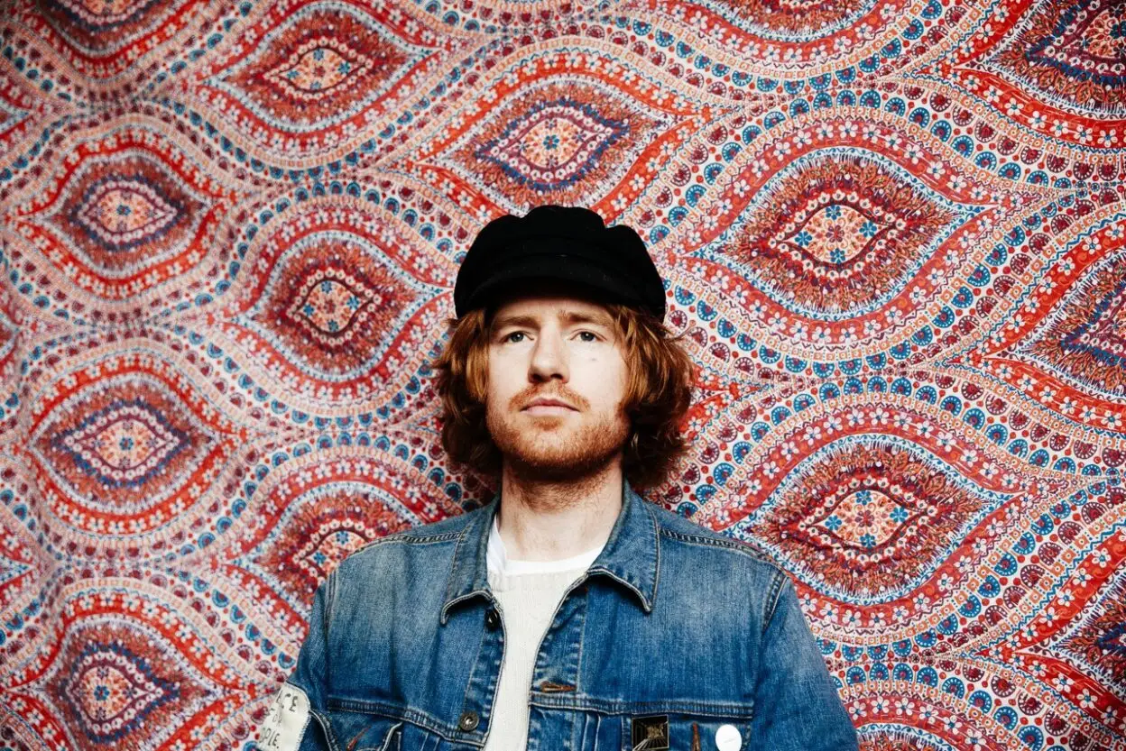 ALI HORN releases psych-garage track ‘The Waves’ on 8th May - Watch Video 