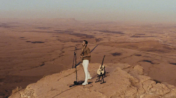 DENNIS LLOYD shares 'Alien (Live at Mitzpe Ramon)' - Watch the live video Now! 