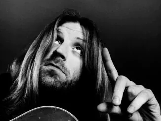 THE CORAL's Ian Skelly seeks out sunny melancholy with JOKERMAN - Listen Now