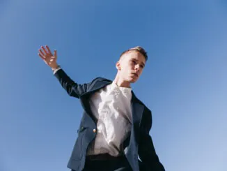 TRACK PREMIERE: Nicky William - Pathetic F**k