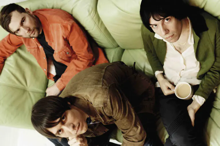THE CRIBS share 'I Don't Know Who I Am' feat. LEE RANALDO 