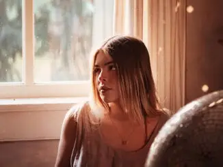 TRACK PREMIERE: Ellie Irwin - Hey Ellena