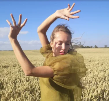 TRACK PREMIERE: Riah Knight - If You Love Her