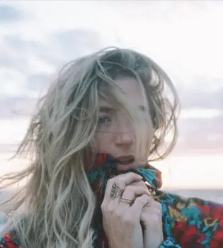 Los Angeles-based singer, songwriter and producer FROGI shares her new single ‘Phantom Limb’ 