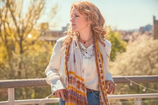 Swedish-American singer-songwriter LEXI BERG shares video for new single ‘Into the Sea’ 