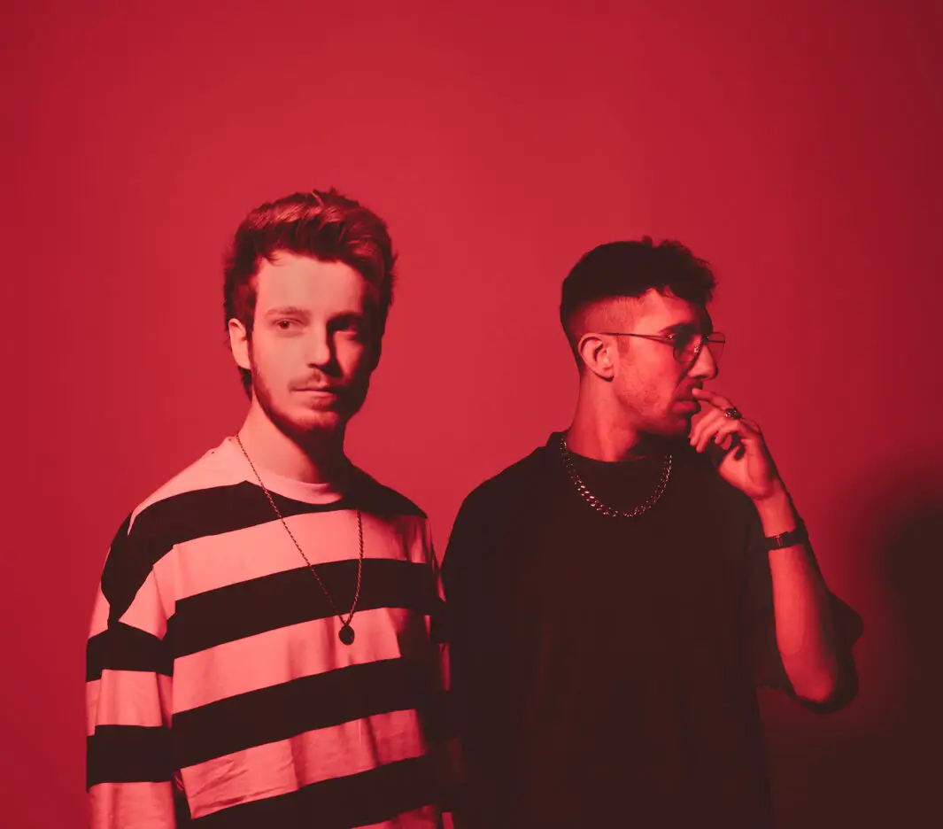 TRACK PREMIERE: Turin-based alt-rock duo PEAKS! return with the anthemic & powerful alt-rock anthem ‘Fired Up’ 