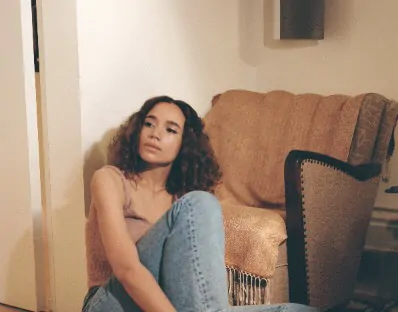 JONES shares video for new single ‘Around’ feat. Nardeydey 