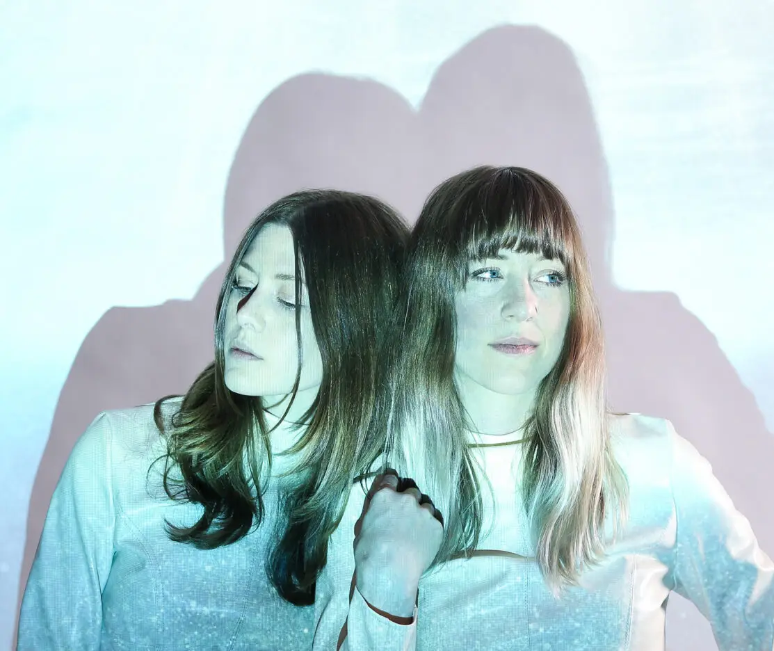 INTERVIEW: Larkin Poe discuss ‘Paint The Roses: Live In Concert’, their collaboration with innovative hybrid orchestra Nu Deco Ensemble 1