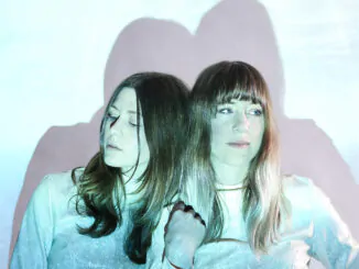 INTERVIEW: Larkin Poe discuss ‘Paint The Roses: Live In Concert’, their collaboration with innovative hybrid orchestra Nu Deco Ensemble 1