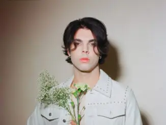 TRACK PREMIERE: Micky James – Not Okay