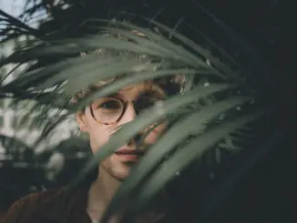 TRACK PREMIERE: Alexander Hulme encapsulates wanderlust in cinematic folk pop single ‘Travelling’