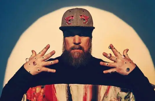 JOHN GRANT shares video for new single 'Just So You Know' - Watch Now