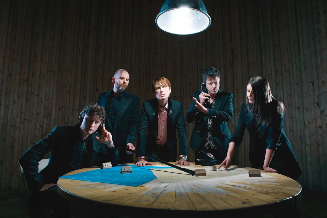 FRANZ FERDINAND announce details of greatest hits album and share brand new track 'Billy Goodbye' 1