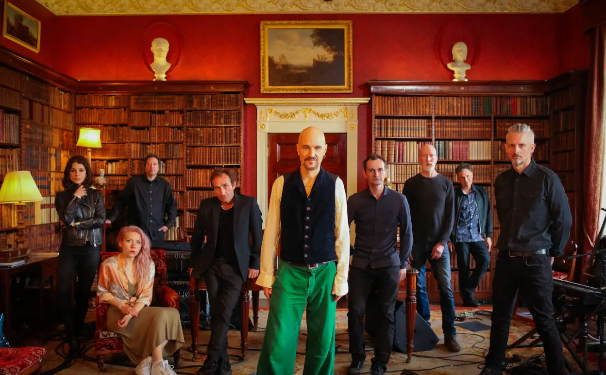 JAMES announce they will be releasing THE CAMPFIRE EP on 19 November - Watch the video for 'Miss America' 