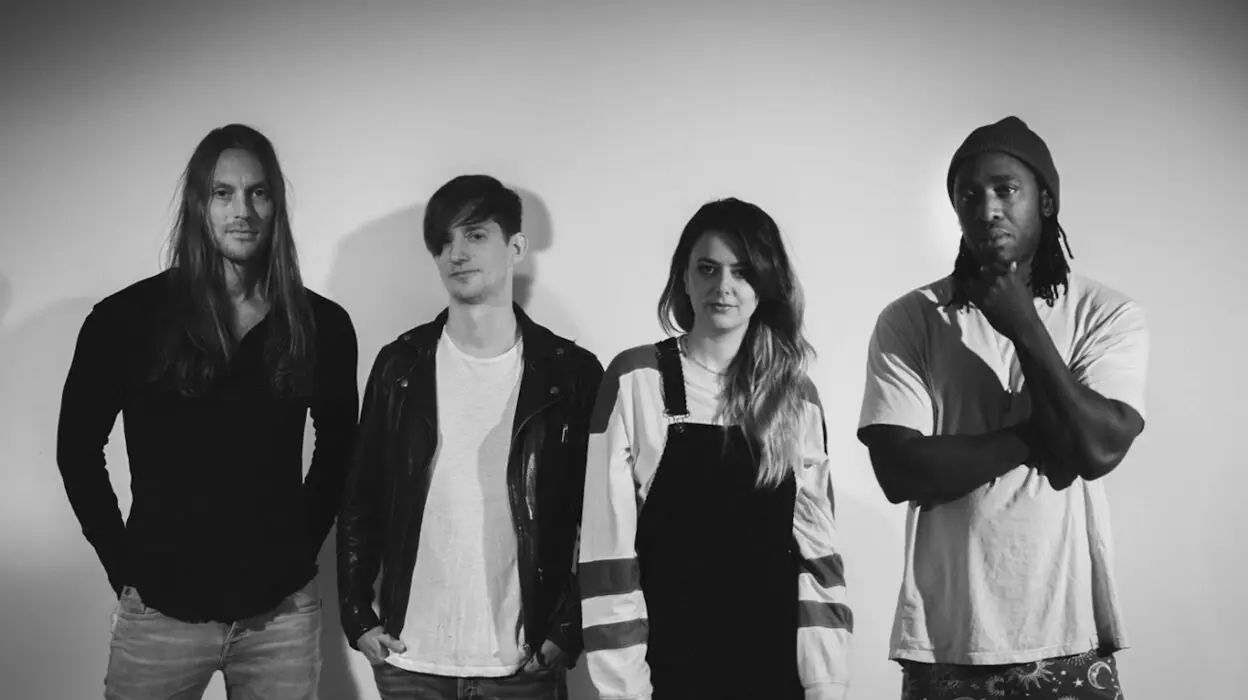 BLOC PARTY announce sixth studio album 'Alpha Games' due April 29 2022 - Hear first single 'Traps' 1