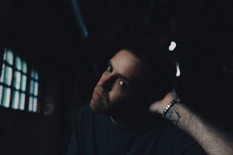 BENJAMIN FRANCIS LEFTWICH releases new video for his Christmas song ‘Tinsel In The River’