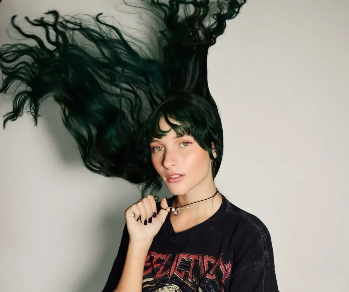 AU/RA shares video for new single ‘plz don’t waste my youth’ 