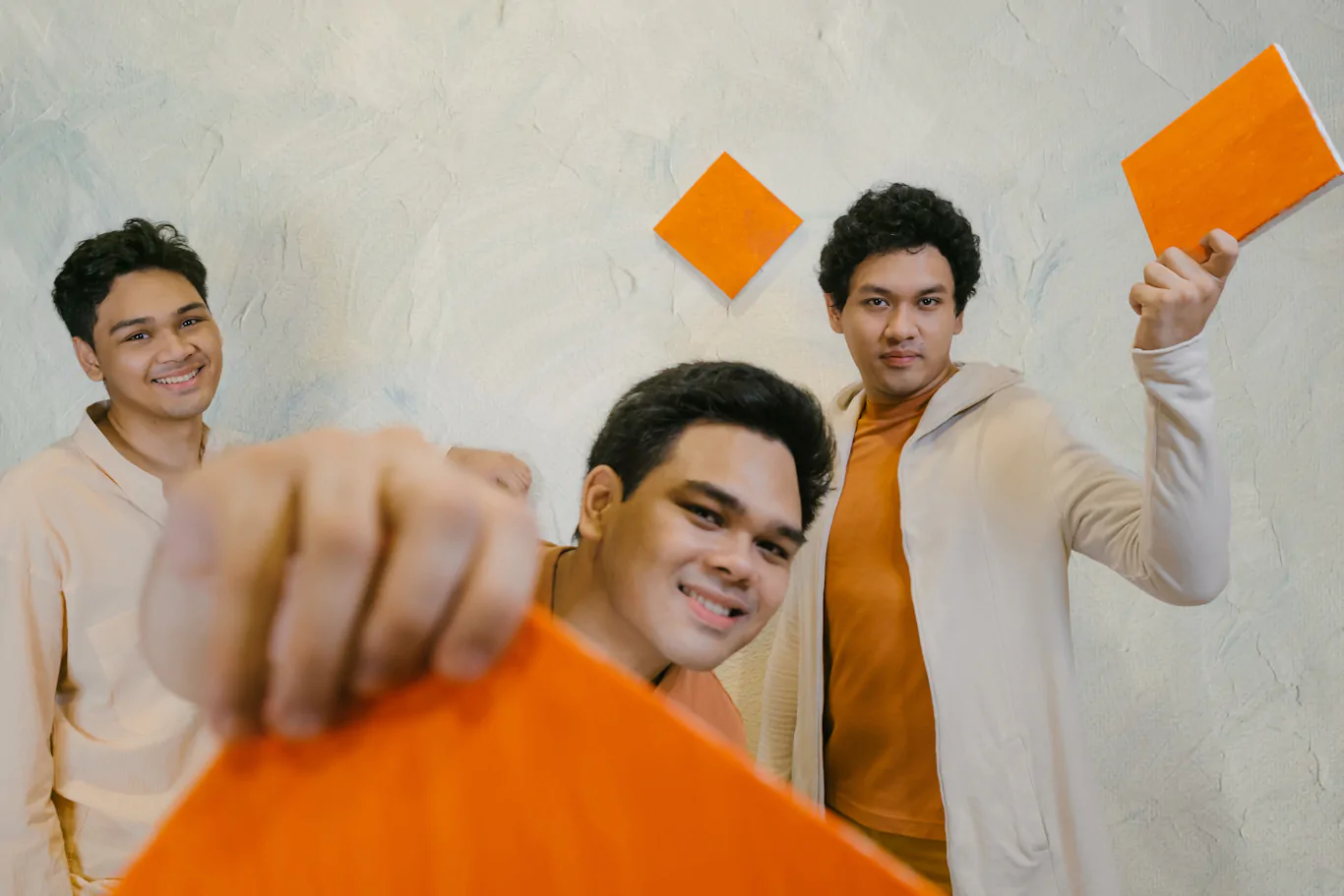 VIDEO PREMIERE: The Overtunes – Write Me Another Song