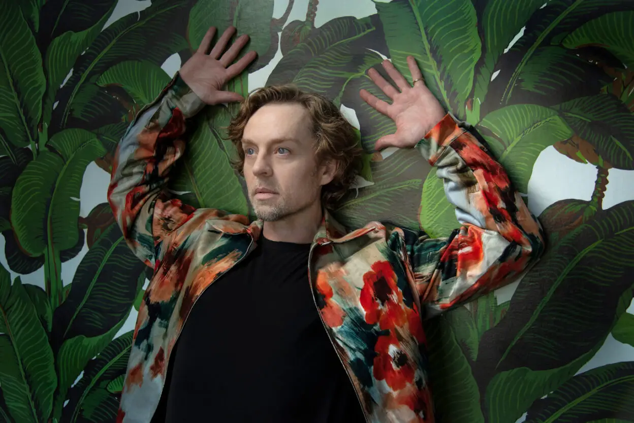 DARREN HAYES returns with new music after 10 years - Watch the video for new single ‘Let’s Try Being In Love’