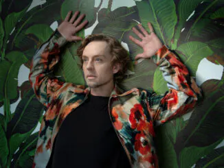 DARREN HAYES returns with new music after 10 years - Watch the video for new single ‘Let’s Try Being In Love’