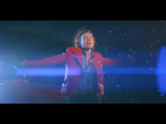 DARREN HAYES releases cheeky throwback video for his current single 'Do You Remember?'