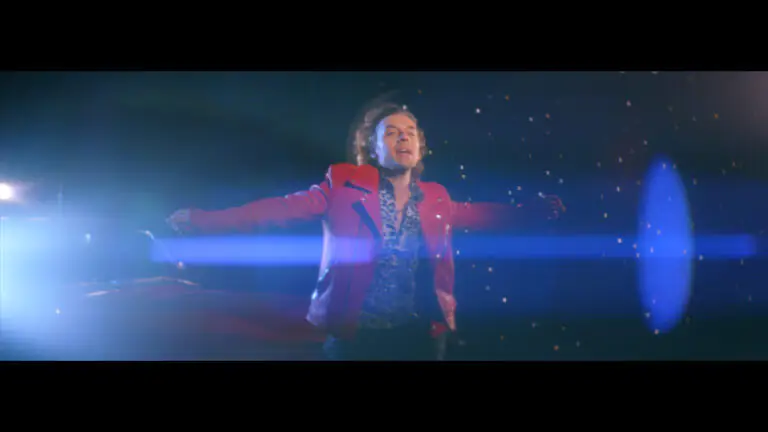 DARREN HAYES releases cheeky throwback video for his current single 'Do You Remember?' 