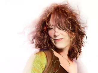 BETH NIELSEN CHAPMAN returns with her bluesy new single ‘Hey Girl’ 82 BETH NIELSEN CHAPMAN returns with her bluesy new single ‘Hey Girl’